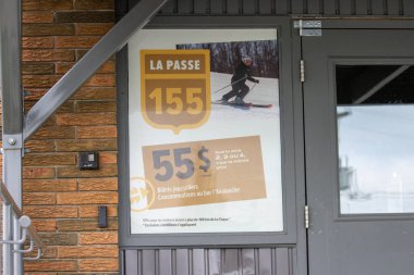 Quebec, Kanada, 13 Temmuz 2025: Karlı dağ tatil beldesi inşaatında kayak macerası için özel geçiş teklifi