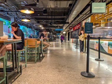 Quebec, Kanada, 07 Temmuz 2025: İnsanlar modern bir kentsel gıda mahkemesinde yemek yiyor ve bekliyor