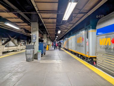 Quebec, Kanada, 07 Temmuz 2025: VIA Rail Canada treninin yanında yürüyen gezginler