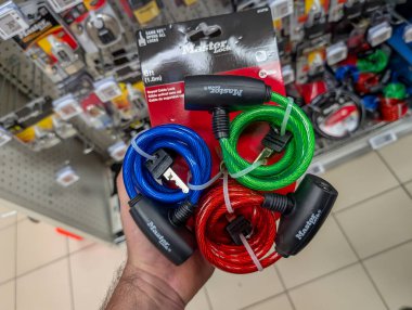 Quebec, Kanada, 15 Temmuz 2025: Hırdavatçı reyonunda anahtarlar sergilenen renkli bisiklet kilitleri