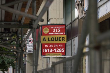 Quebec, Kanada, 05 Temmuz 2025: İnşaat iskelesi ile çevrili şehir caddesinde kira tabelası