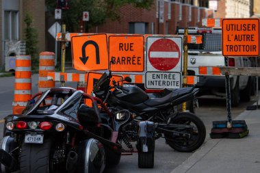 Quebec, Kanada, 05 Temmuz 2025: Motosiklet ve trike ışıklı tabelaların altında durdu