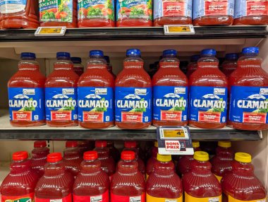 Quebec, Kanada, 04 Temmuz 2025: Market rafında düzgünce istiflenmiş midye suyu şişeleri