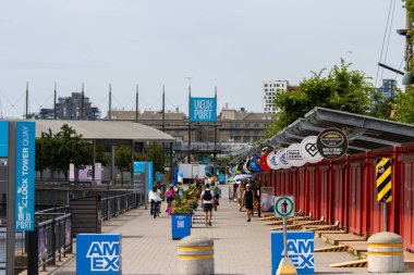 Quebec, Kanada, 05 Temmuz 2025: View port pazarının önündeki canlı rıhtımda yürüyen insanlar
