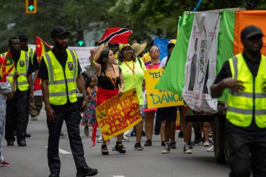 Quebec, Kanada, 05 Temmuz 2025: Canlı işaretleri, polis eskortları ve neşeli katılımcılarla Renkli Karayip geçit töreni