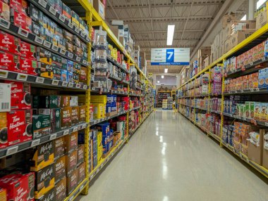 Quebec, Kanada, 08 Temmuz 2025: Koridor kahve, mısır gevreği kutuları, parlak süpermarket sarı raflarıyla dolu