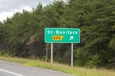 Kanada, 20 Temmuz 2025: Saint Boniface karayolu çıkışı orman ve bulutlu gökyüzü