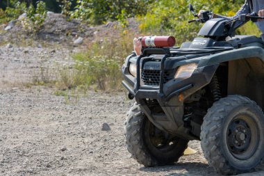 Kanada, 08 Ağustos 2025: Honda Tüm arazi araçları çakıllı yangın söndürücüyle park edildi