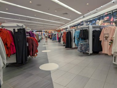 Quebec, Kanada, 05 Temmuz 2025: Parlak ışıklandırılmış modern bir giyim mağazasında günlük alışveriş günü