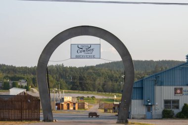 Kanada, 10 Ağustos 2025: Büyük at nalı kemeri kovboy festivali kırsal girişine ziyaretçileri karşıladı