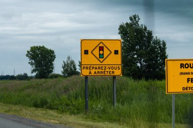 Kanada, 20 Temmuz 2025: Yol kenarı trafik işareti uyarısı