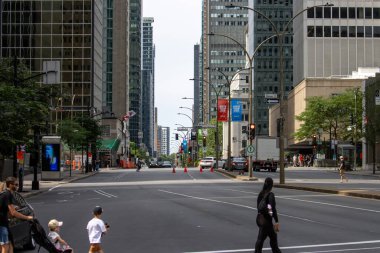 Quebec, Kanada, 05 Temmuz 2025: Yayalar, yüksek binalar, trafik ışıkları, yaz günü