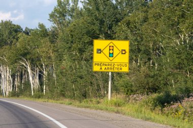 Kanada, 10 Ağustos 2025: Fransız trafik levhası sürücüleri durmaya hazırlanıyor