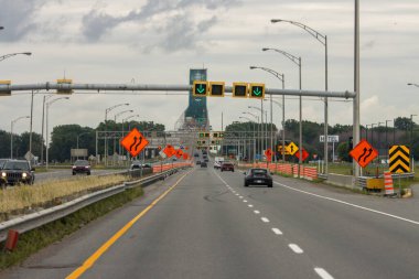 Quebec, Kanada, 20 Temmuz 2025: Köprü şeridi kontrol trafik işaretleri inşaat alanı ve yaklaşan araçlar