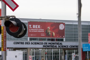 Quebec, Kanada, 05 Temmuz 2025: Genç kaşif Montreal Bilim Merkezi 'nin dışında dinozor yumurtasının yanında oturuyor