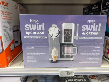 Kanada, 08 Temmuz 2025: Dondurma makinesi görüntüsü Döner tatlı üreticisi ve aksesuarları görünür