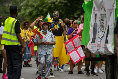 Kanada, 05 Temmuz 2025: Bayrakları, sancakları, parlak kıyafetleri ve toplum ruhuyla canlı çeşitli geçit törenleri