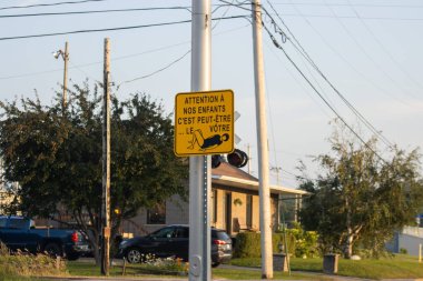 Kanada, 10 Ağustos 2025: Sarı tabela sürücüleri çocukları koruma ve izleme konusunda uyardı.