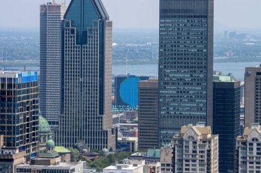 Quebec, Kanada, 06 Temmuz 2025: Benzersiz mavi nokta binasına sahip modern şehir gökdelenleri