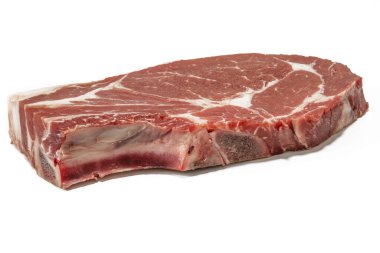 Beyaz arka planda izole edilmiş çiğ biftek..