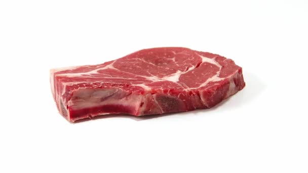 배경에 쇠고기 스테이크를 슬로우 — 비디오