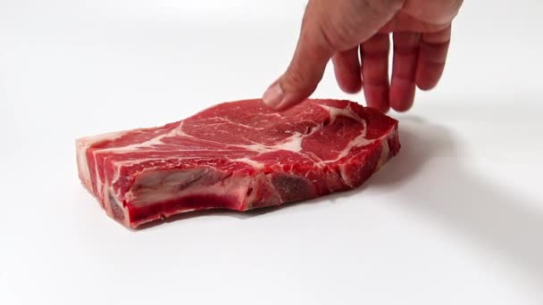 Une Main Ramassant Steak Bœuf Isolé Sur Fond Blanc Mouvement — Video