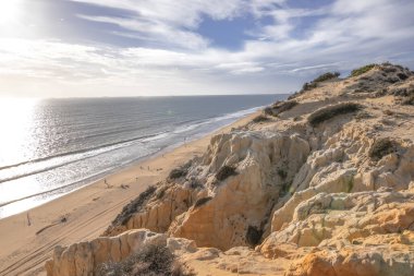 El Arenosillo plajı güzel, altın kumun bakir plajı olarak karakterize edilir. Uçurumları onu eşsiz kılıyor. Saf doğa, çam ağaçları ve doğal bitki örtüsüyle dolu. İspanya 'nın en iyi plajlarından biri..