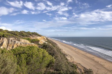 El Arenosillo plajı güzel, altın kumun bakir plajı olarak karakterize edilir. Uçurumları onu eşsiz kılıyor. Saf doğa, çam ağaçları ve doğal bitki örtüsüyle dolu. İspanya 'nın en iyi plajlarından biri..