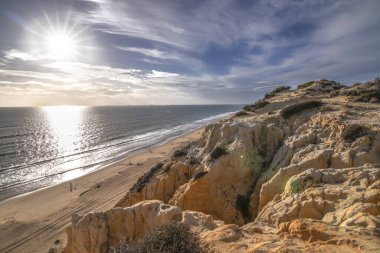 El Arenosillo plajı güzel, altın kumun bakir plajı olarak karakterize edilir. Uçurumları onu eşsiz kılıyor. Saf doğa, çam ağaçları ve doğal bitki örtüsüyle dolu. İspanya 'nın en iyi plajlarından biri..