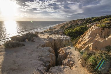 El Arenosillo plajı güzel, altın kumun bakir plajı olarak karakterize edilir. Uçurumları onu eşsiz kılıyor. Saf doğa, çam ağaçları ve doğal bitki örtüsüyle dolu. İspanya 'nın en iyi plajlarından biri..