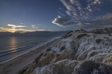 El Arenosillo plajı güzel, altın kumun bakir plajı olarak karakterize edilir. Uçurumları onu eşsiz kılıyor. Saf doğa, çam ağaçları ve doğal bitki örtüsüyle dolu. İspanya 'nın en iyi plajlarından biri..