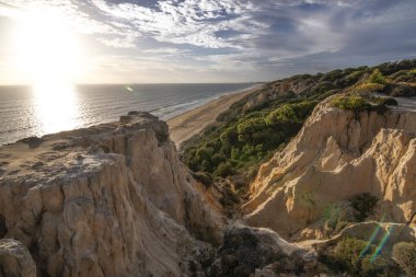 El Arenosillo plajı güzel, altın kumun bakir plajı olarak karakterize edilir. Uçurumları onu eşsiz kılıyor. Saf doğa, çam ağaçları ve doğal bitki örtüsüyle dolu. İspanya 'nın en iyi plajlarından biri..