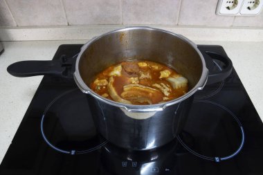 Endülüs nohutlu bir tencere, yakın plan. İspanyol gıda konsepti.