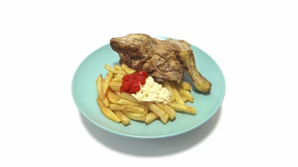 Ψητό Κοτόπουλο Τηγανητές Πατάτες Γαρνιρισμένο Κέτσαπ Και Μαγιονέζα Σερβιρισμένο Τυρκουάζ — Αρχείο Βίντεο