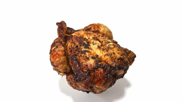 一个完整的烤鸡 在白色的背景上被隔离了 品尝着整个烤金鸡的肉质的完美 它是一部能吸引感官的烹饪杰作 — 图库视频影像