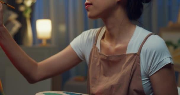 Närbild Ungdom Asien Dam Bära Förkläde Hålla Palett Använda Pensel — Stockvideo