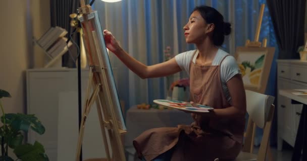 Happy Youth Asia Kobieta Nosić Fartuch Gospodarstwa Palety Używać Malowanie — Wideo stockowe