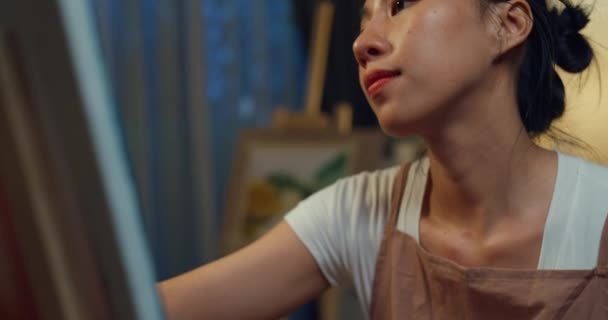 Närbild Ungdom Asien Dam Bära Förkläde Hålla Palett Använda Pensel — Stockvideo