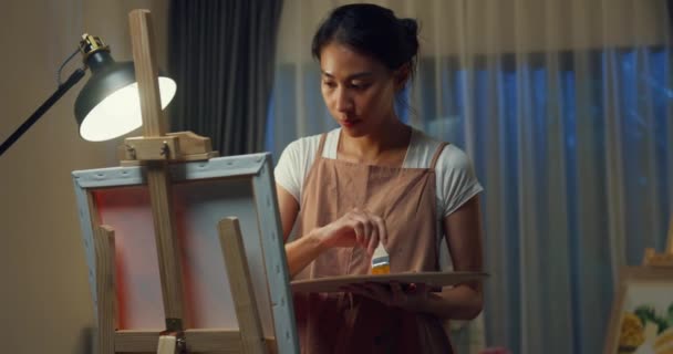 아시아 여성들 앞치마를 밤에는 캔버스에 그림을 집에서 만든다 미술을 추상화하는 — 비디오