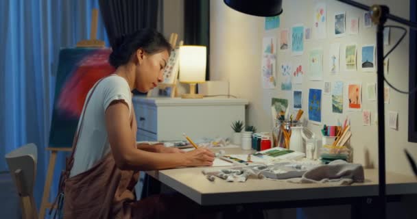 Ifjúsági Ázsiai Hölgy Visel Kötény Íróasztal Előtt Rajz Kép Vázlatfüzet — Stock videók