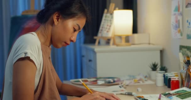 Juventude Ásia Senhora Usar Avental Sentar Frente Mesa Desenho Imagem — Vídeo de Stock