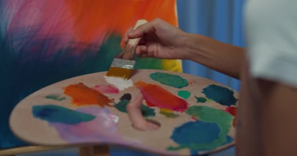 Close Juventude Ásia Senhora Usar Avental Segurando Pintura Pincel Uso — Vídeo de Stock