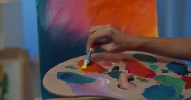 Gadis Asia Muda Berpakaian Apron Memegang Palet Menggunakan Lukisan Kuas — Stok Video