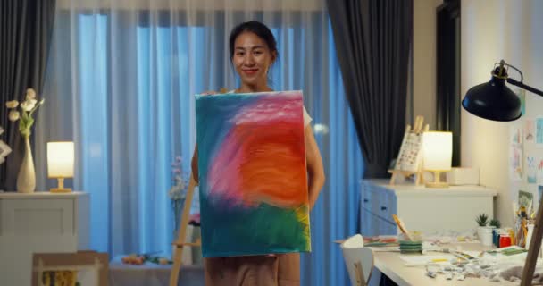 Feliz Juventud Asia Mujer Usar Delantal Sonrisa Mirada Cámara Mantenga — Vídeo de stock