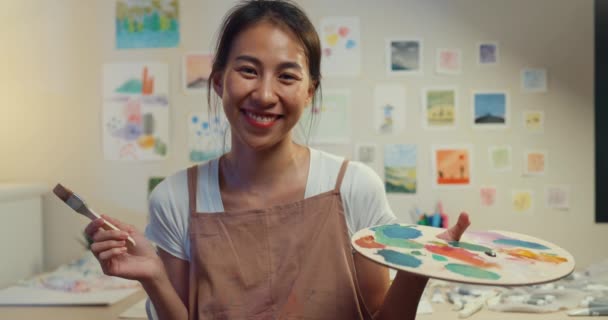 Närbild Glad Glad Glad Ungdom Asiatisk Kvinna Bära Förkläde Leende — Stockvideo
