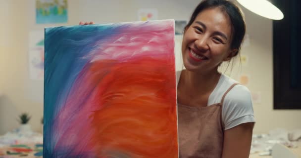 Happy Youth Asia Vrouwelijke Dragen Schort Glimlach Kijken Naar Camera — Stockvideo