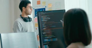 Grup yetişkin Asya erkek yazılım geliştiricileri akıl hocası lider yönetici yönetici yönetici strateji planından yönetici yazılım AI bot uygulaması Nomad, video oyunu, veri merkezi. Beyaz tahta slayt gösterisi kodu.