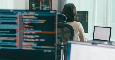 Grup Yetişkin Asya erkeği, kadın serbest yazı yazma komutu AI bot IT uygulaması akıllı program göçebe, video oyunu, kodlama dili terminali, kullanıcı arayüzü, tasarımcı, masaüstü bilgisayardaki büyük veri merkezi.