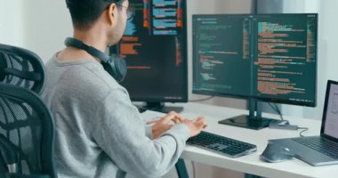 Genç yetişkin Asya erkek serbest gözlük yazma komut AI bot IT uygulama akıllı program göçebe, video oyunu, kodlama, kullanıcı arayüzü, tasarımcı, masaüstü bilgisayar büyük veri merkezi.