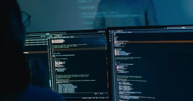 Grup yetişkin Asya erkek yazılım geliştiricileri akıl hocası lider strateji planından yönetici yazılımına kadar AI bot IT uygulama programı göçebe, video oyunu, tasarımcı, veri merkezi. Slayt gösterisi kodu yansıtılıyor.